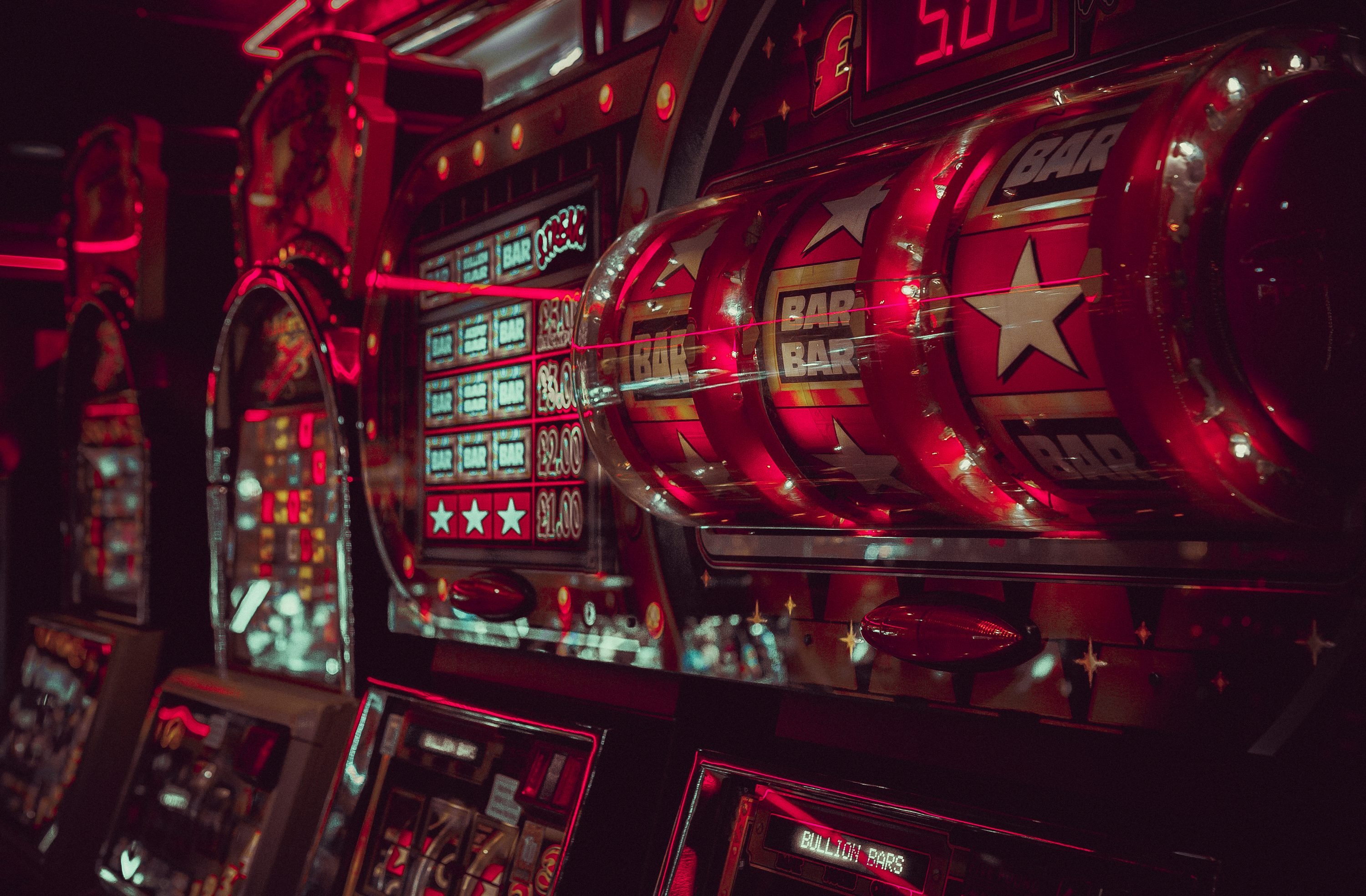Bàn baccarat Live Casino tại hip club với dealer thật phát trực tiếp cho người chơi Việt Nam